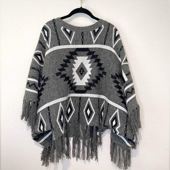 Double Zero NWOT Gray Aztec Pattern Poncho with Fringe size S - Picture 1 of 3